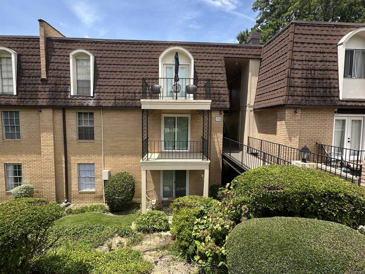 Montgomery Hwy condo building exterior, Vestavia Hills, AL